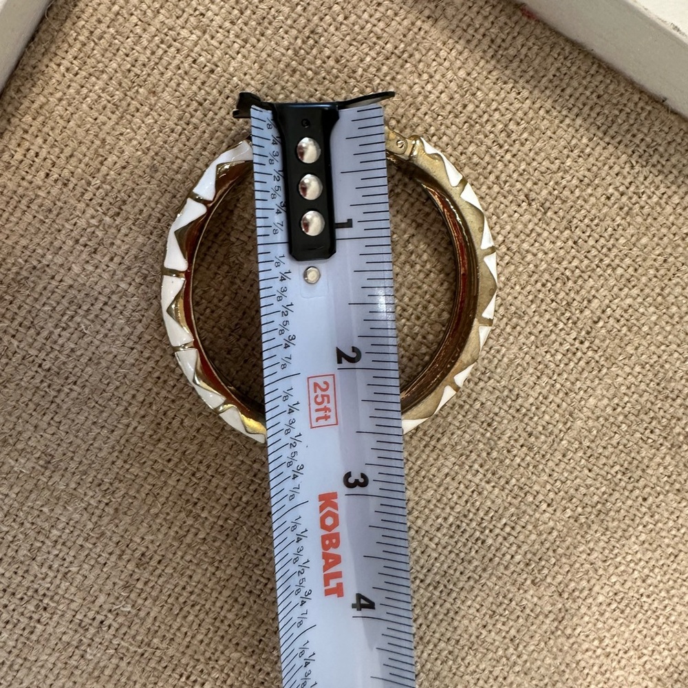 Fornash (1) vintage style white and black with gold bracelet. Has enamel finish. - Picture 4 of 4